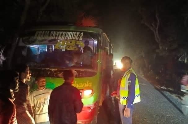 নওগাঁয় সড়ক দুর্ঘটনায় নিহত ৩