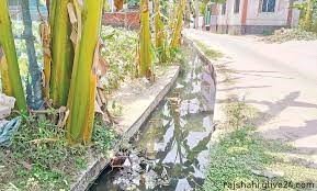অপরিকল্পিত নালা নির্মাণ জমে থাকে পানি