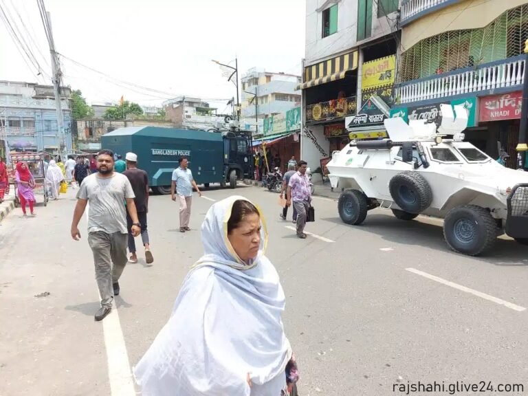 রাজশাহীতে বিএনপি কার্যালয়ের সামনে পুলিশ মোতায়েন ফটকে তালা